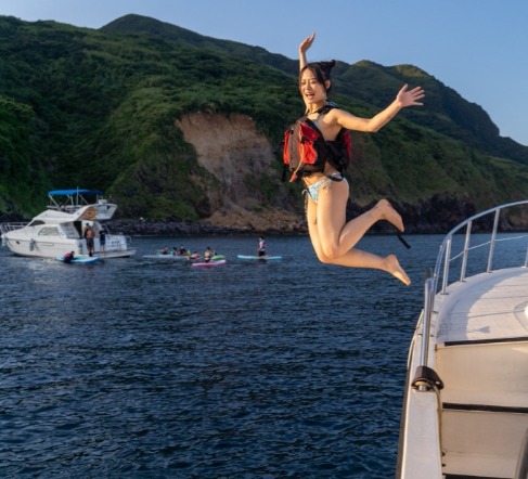 船拍姿勢-牛奶海網美照-旅人光腳帆船遊艇-飛去玩